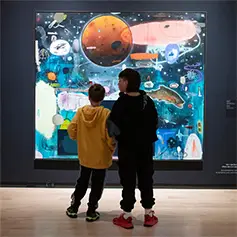 Image de présentation de l'infolettre représentant deux personnes joyeuses qui se passent des cartes